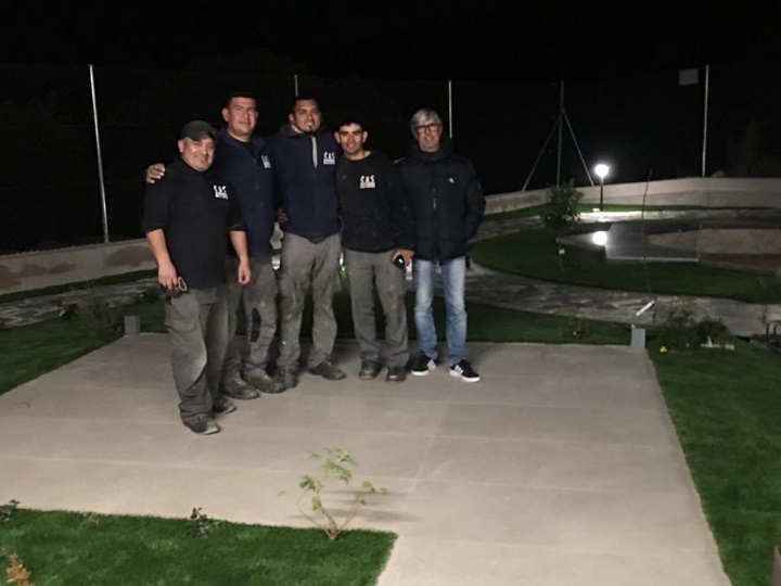 Construyendo el Jardín ESTANDO by Ernesto Oñate Construyendo el Jardín ESTANDO by Ernesto Oñate